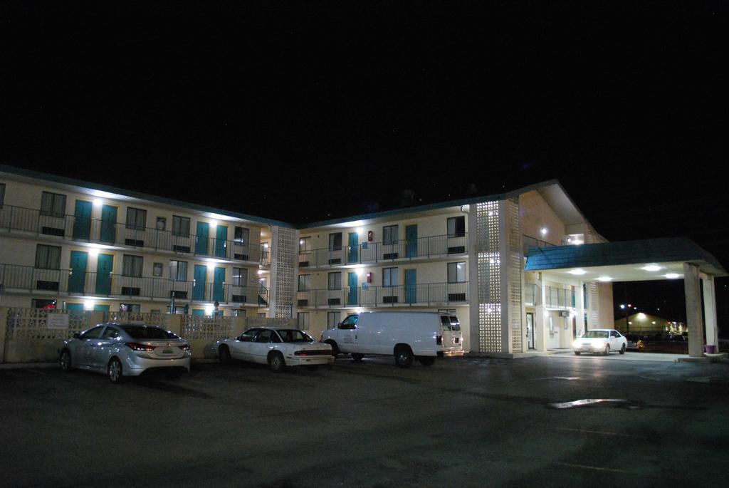 Bama Inn Huntsville Exterior photo
