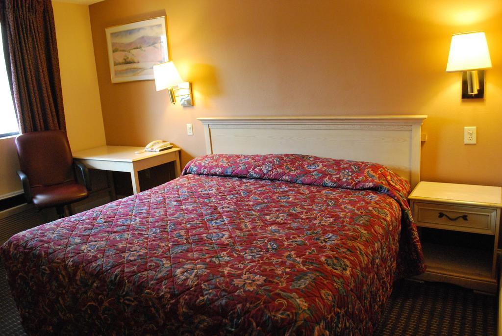 Bama Inn Huntsville Room photo